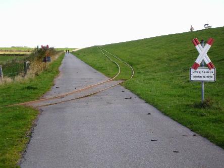 level crossing at the dike's foot