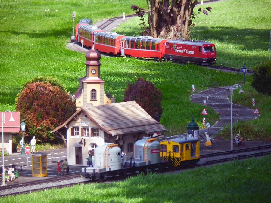 Trains crossing at Susch